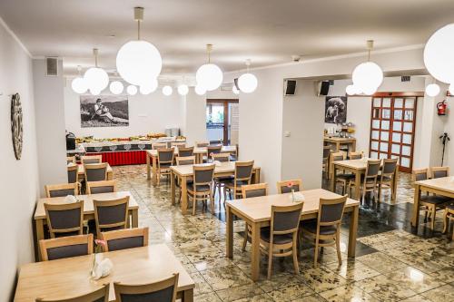 a restaurant with tables and chairs and a counter at Ośrodek Konferencyjno-Wypoczynkowy "Parzenica" w Zakopanem in Zakopane