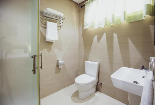 uma casa de banho com um WC e um lavatório em Rushmore - Premier 2 Room em Lagos