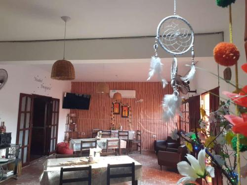 - un salon avec un canapé et une table dans l'établissement Hostal Sisabel, à Tinogasta