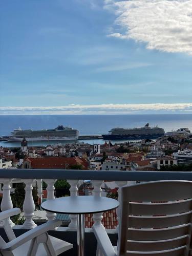a table and chairs on a balcony with a view of the ocean at Valhalla Panorama in Funchal