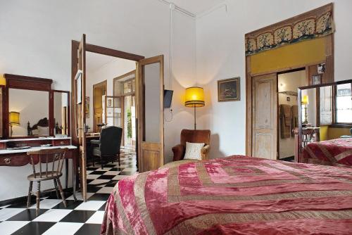 a bedroom with a bed and a desk in it at Casa Montesdeoca - Tamarindo in Las Palmas de Gran Canaria
