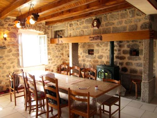 une salle à manger avec une grande table et des chaises en bois dans l'établissement Maison charmante à Cubelles avec vue sur la montagne, à Cubelles