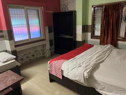 una camera con un letto e due finestre di DKR REGENCY a Kurnool