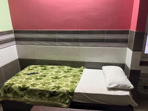 una camera con un letto e una coperta verde di DKR REGENCY a Kurnool