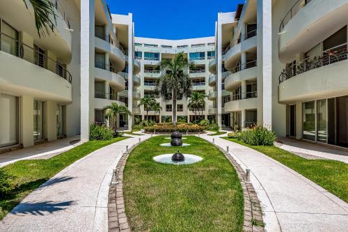 a courtyard with a fountain in the middle of a building at Nitta 310 PH in Nuevo Vallarta 