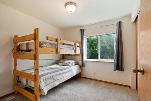 - une chambre avec 2 lits superposés et une fenêtre dans l'établissement Sandy Beach at Cocolalla, à Cocolalla