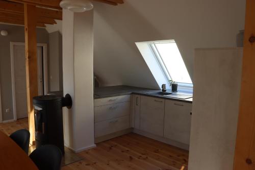 a kitchen with a window and a counter top at Drei-Seiten-Hof Étable mit Schwimmteich und Klimanlage in Fuchshain