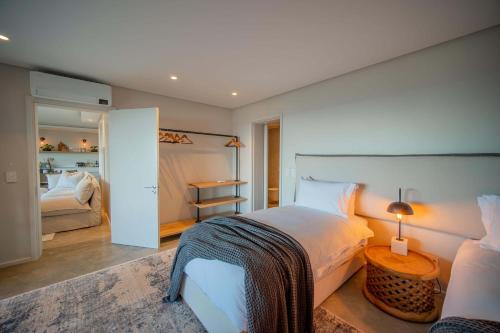 Ένα ή περισσότερα κρεβάτια σε δωμάτιο στο Raaswater Surf Villa Jeffreys Bay