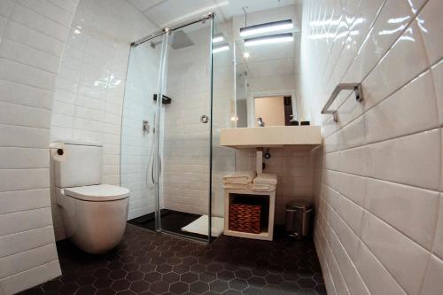 a bathroom with a toilet and a sink and a shower at Apartamentos Plaza de España 6 in Villanueva de la Serena