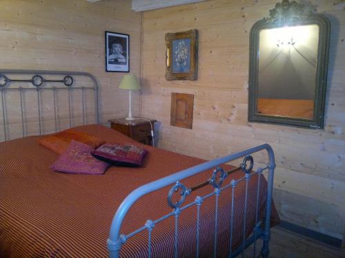 Кровать или кровати в номере La Rolandière