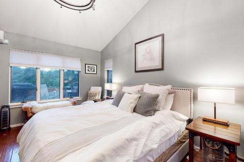 - une chambre avec un grand lit blanc et une fenêtre dans l'établissement Dartmouth Place Retreat, à White River Junction