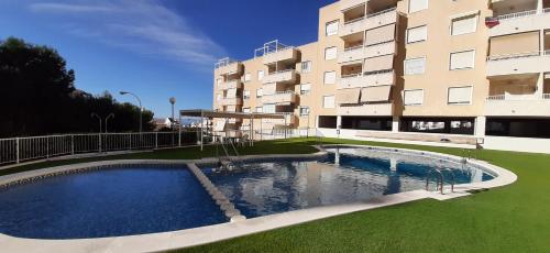 una gran piscina frente a un edificio en Apartment Sunny Harbour, en Santa Pola