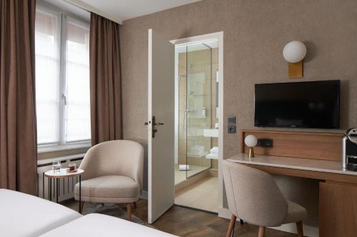 TV a/nebo společenská místnost v ubytování Best Western Saint-Louis - Grand Paris - Vincennes