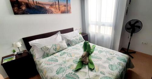 サンタ・ポラにあるApartment Sunny Harbourのベッドルーム1室(緑の弓が付いたベッド1台付)
