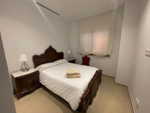 a bedroom with a bed with a purse on it at Apartamento con jardín y piscina en Córdoba in Córdoba