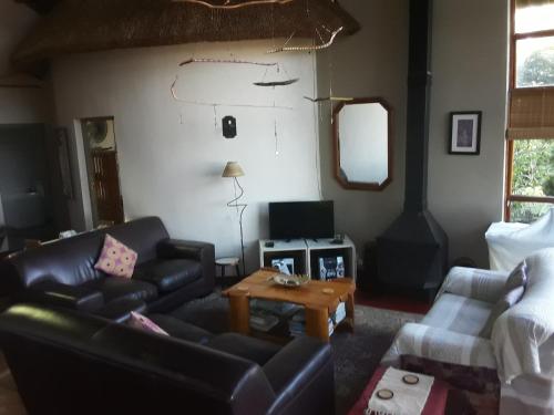 ein Wohnzimmer mit einem Sofa und einem Tisch in der Unterkunft Delicious Monster Accommodation in Port St Johns