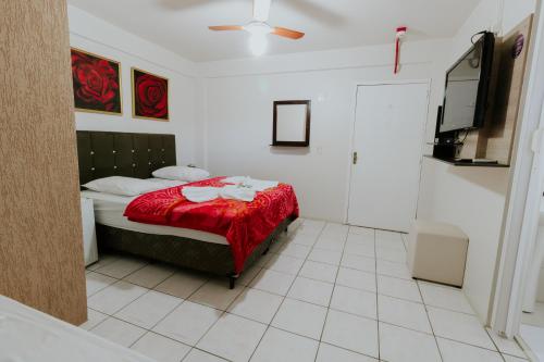 Een bed of bedden in een kamer bij Centro dos Canyons Hotel