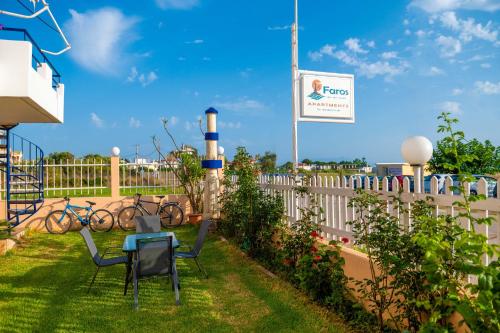 Κήπος έξω από το Faros Apartments