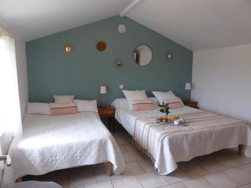 1 dormitorio con 2 camas y pared verde en Gîte du Domaine de Coutancie en Prigonrieux
