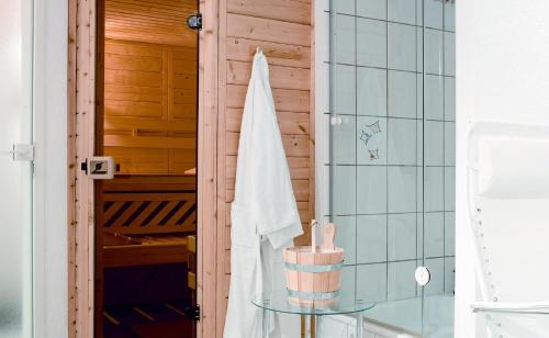 y baño con ducha, mesa y toalla. en Hotel & Restaurant Rosenthal Casino en Selb