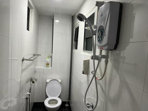 GD HOMESTAY في كولايْ: حمام صغير مع دش ومرحاض