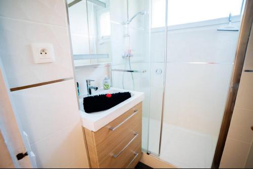 une salle de bain avec un lavabo et une douche dans l'établissement LE CALDERINI APPART - Face PLAGE WIFI et PARK Gratuit CALME - Résid Le Surcouf -TOP PROS SERVICESConciergerie La Grande Motte, à La Grande Motte