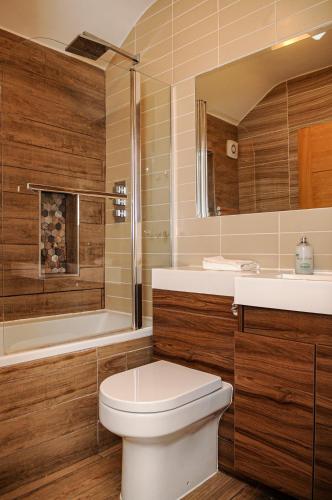 Koupelna v ubytování Luxury 5 Star London Apartment - Parking, Garden, nr Greater London Metro Stations