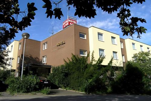 デュッセルドルフにあるホテル アストラのホテルの看板が目印の建物