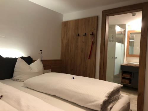 Postel nebo postele na pokoji v ubytování Gasthof Bergblick