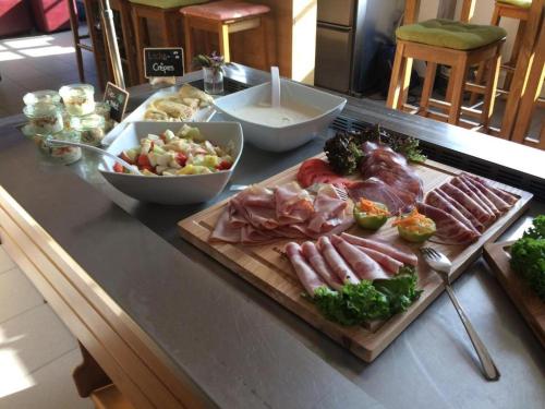 una encimera con un montón de carnes y verduras en HOTEL Bahnhof Balingen en Balingen