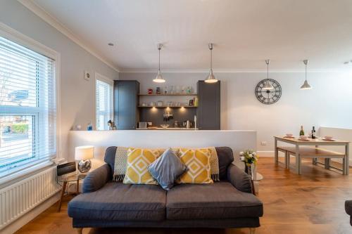 - un salon avec un canapé et une table dans l'établissement A beautiful and stylish 2 bed flat close to beach, à Bournemouth