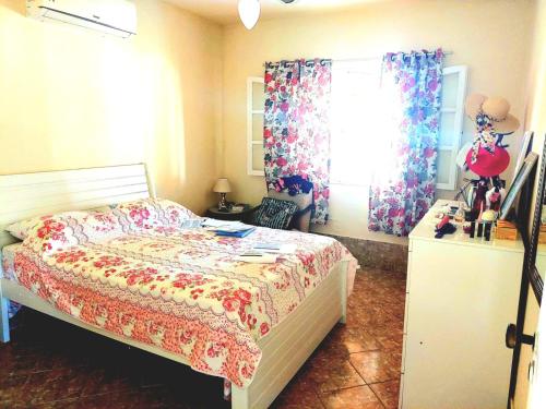 1 dormitorio con cama y ventana en Casa de Praia - LONG BEACH - Cabo Frio - Unamar en Angelim