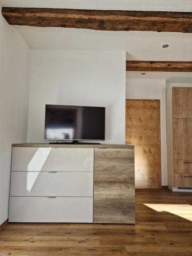 TV a/nebo společenská místnost v ubytování Apart Schlatter