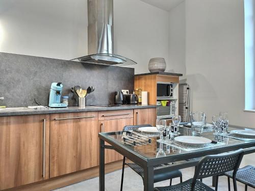 - une cuisine avec une table, des chaises et un comptoir dans l'établissement L'Incroyable vue *L'Appart* Parking privé gratuit, à Albi