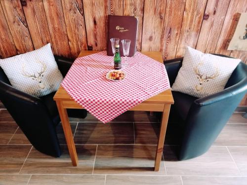 a table with a red and white checkered table cloth at Pension am Reethaus in Komptendorf