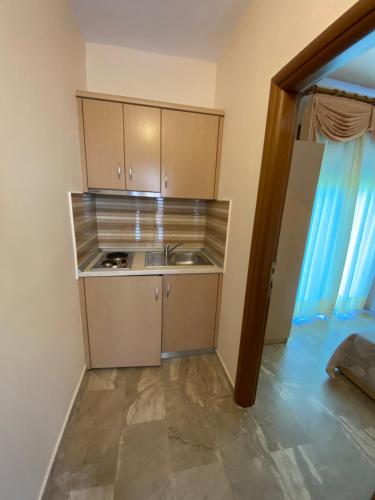 a small kitchen with a sink and a refrigerator at Elsa Haus in Potos