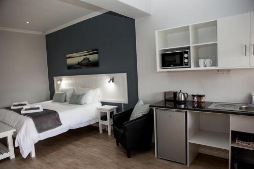 Habitación de hotel con cama y cocina en Bona Vista Self-Catering Accommodation, en Klapmuts