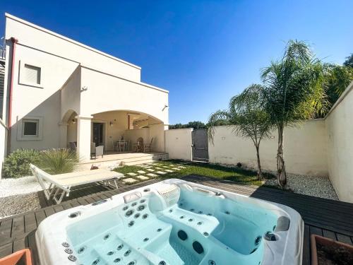 萊波拉諾的住宿－Villa de Lua，房屋后院的热水浴池