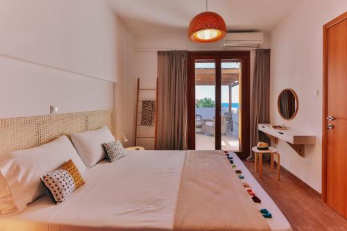 Postel nebo postele na pokoji v ubytování Mikra Bay Vineyard Guesthouses
