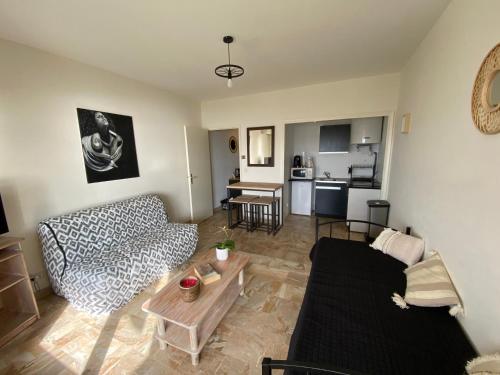 un salon avec un canapé et une table dans l'établissement Studio Helios, à Ajaccio