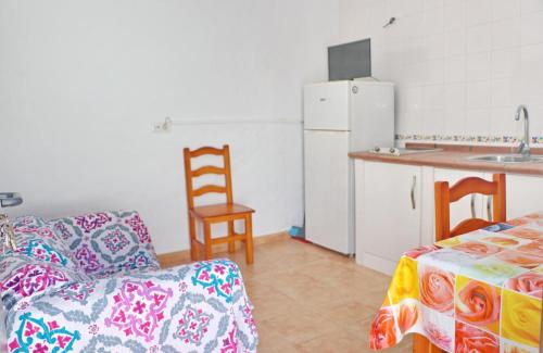salon z kanapą i kuchnią w obiekcie Apartamento Velarde II w mieście Conil de la Frontera