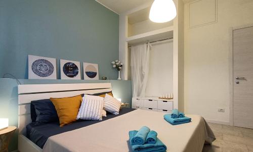 Un dormitorio con una cama con toallas azules. en SAHI - Via Dei Ciclamini MM1 Primaticcio, Stadio San Siro, ospedale San Carlo, en Milán