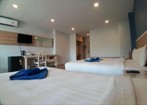 卡隆沙灘的住宿－Karon Living Room - SHA Plus，酒店客房带两张床和厨房