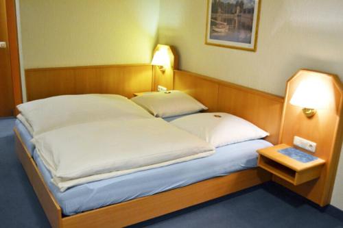 Ein Bett oder Betten in einem Zimmer der Unterkunft Gasthaus "Zur Krone"
