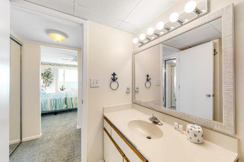 W łazience znajduje się umywalka i lustro. w obiekcie Blue Sea Colony 501 w mieście Ocean City