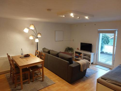ein Wohnzimmer mit einem Sofa und einem Tisch in der Unterkunft Kleine gemütliche Ferienwohnung günstige Lage in Wernigerode