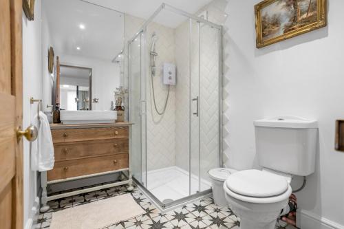 La salle de bains est pourvue d'une douche, de toilettes et d'un lavabo. dans l'établissement Magdalen Rest - Cosy 1 Bedr Central Flat W Fully Equipped Kitchen And Free Parking - Ginger And Gold Ltd, à Norwich