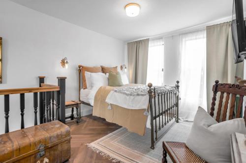 um quarto com uma cama e uma grande janela em Magdalen Rest - Cosy 1 Bedr Central Flat W Fully Equipped Kitchen And Free Parking - Ginger And Gold Ltd em Norwich