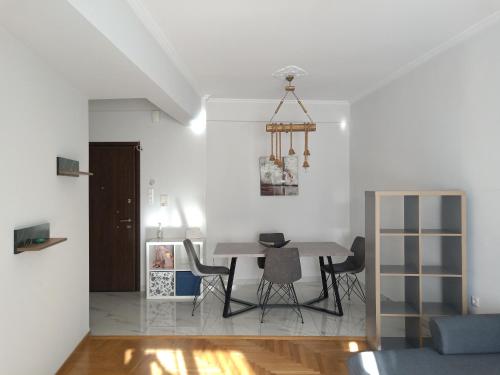 jadalnia i salon ze stołem i krzesłami w obiekcie Siggrou apartment w Atenach