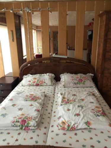two beds with floral sheets and pillows in a room at Cozy Unterkunft im Spreewald nahe Tropical Islands in Golßen